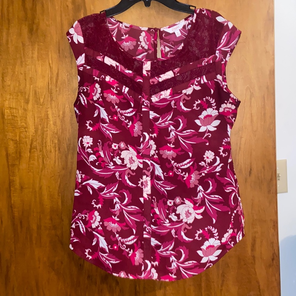 Candie’s maroon patterned business casual blouse in Medium